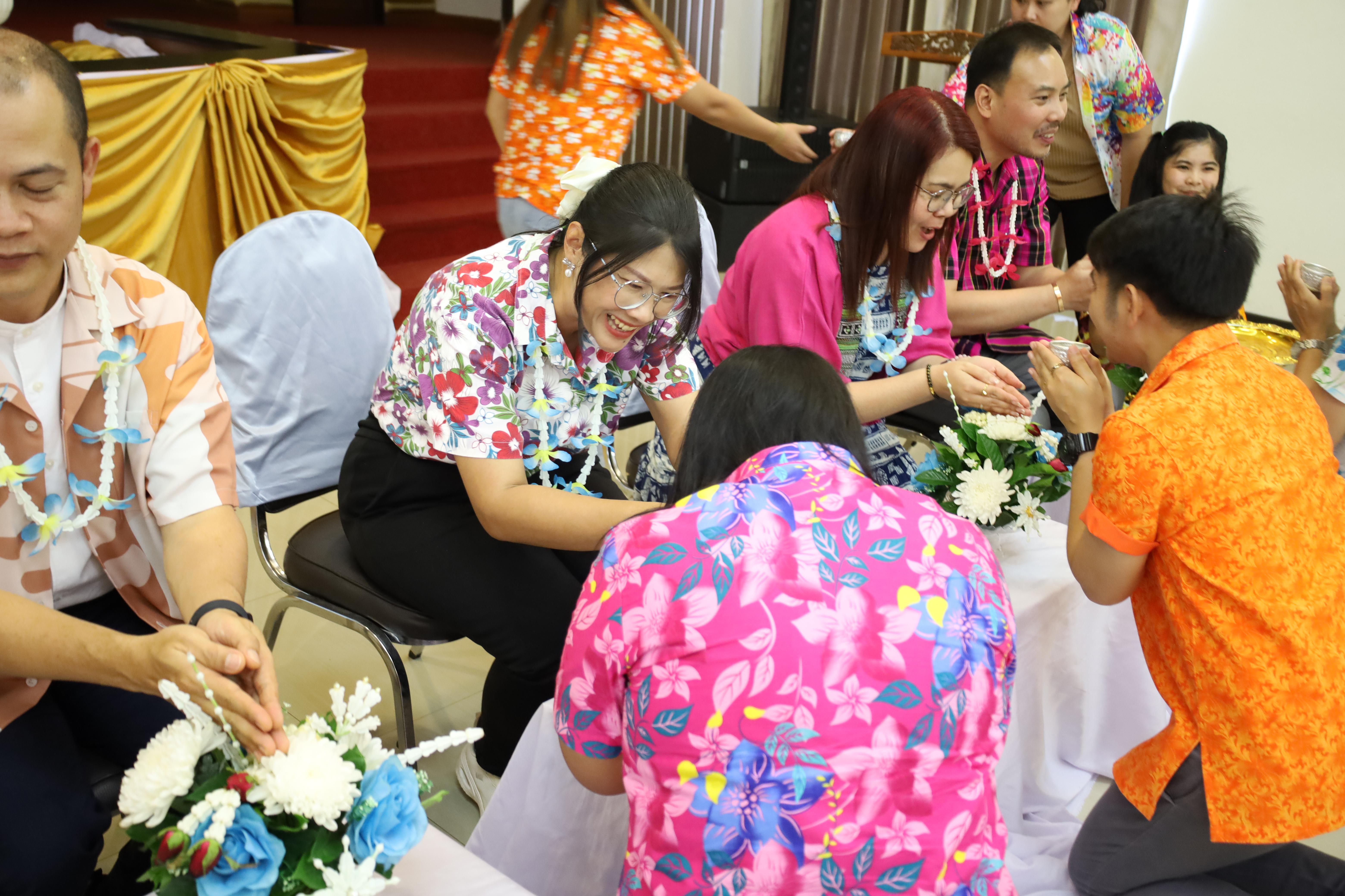177. วันที่ 26 เมษายน 2568 สาขาการบริหารการศึกษา ได้จัดกิจกรรมรดน้ำดำหัวคณาจารย์ระดับบัณฑิตศึกษา ประจำสาขาการบริหารการศึกษา ณ ห้องประชุมครุร่มสัก 1 ชั้น 3 อาคารคณะครุศาสตร์